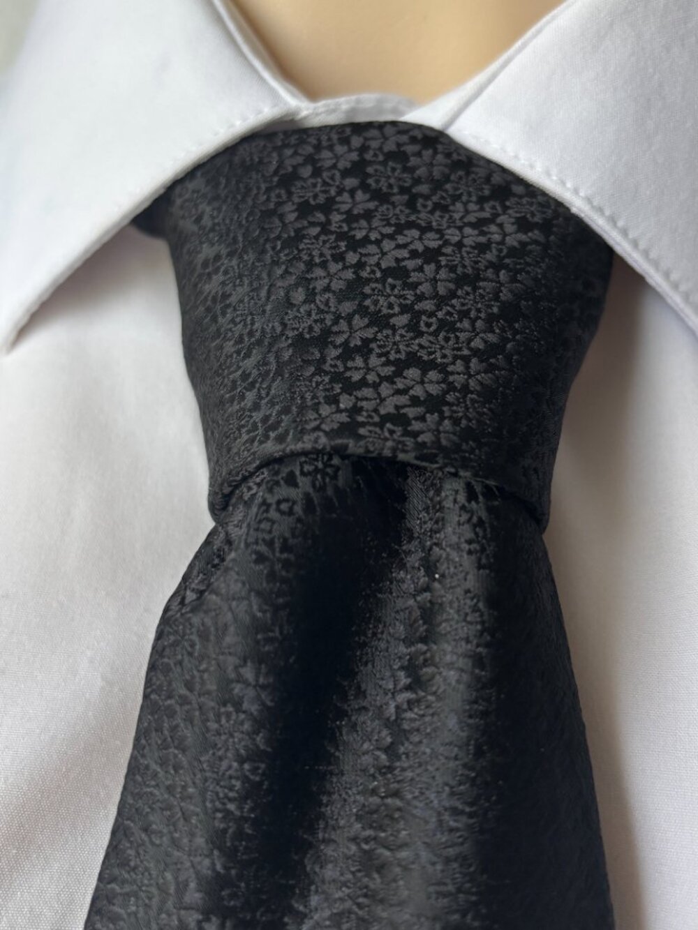 Bill Blass Essentials Mens Black Textured Floral Tone on Tone Necktie tie 3.25